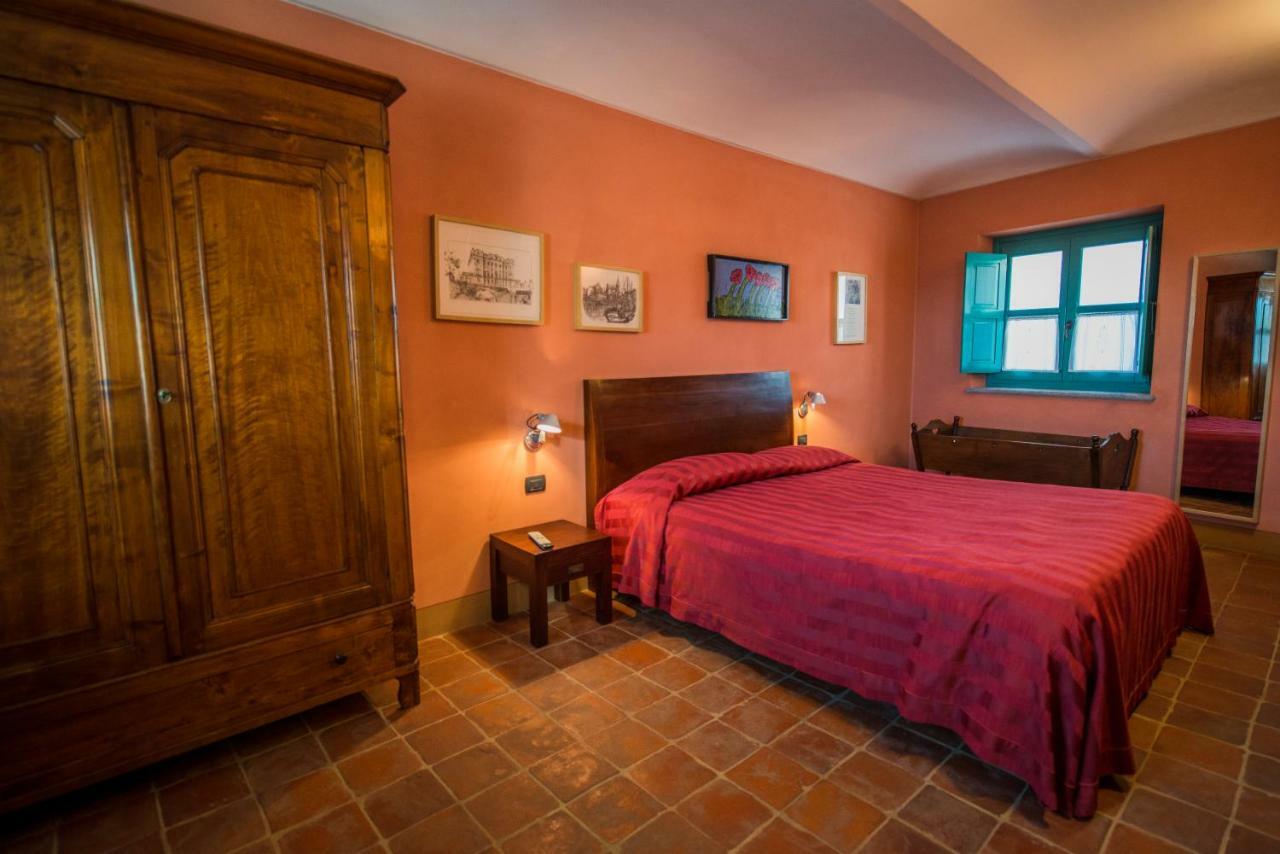 Albergo Ristorante Garibaldi Cisterna dʼAsti Exterior foto
